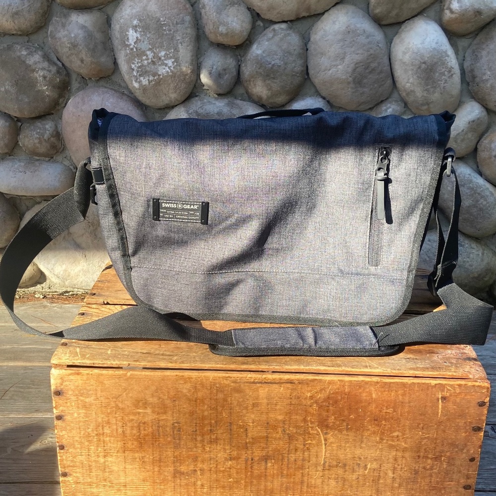 NWOT Swiss Gear 5302 Getaway Laptop Messenger Bag in Heather Gray